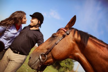 Bir atı ile oynarken Çift