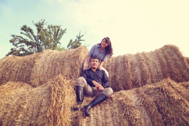 Çift saman balya yakınındaki