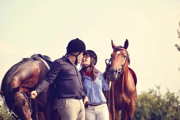 Gelukkige paar met twee paarden — Stockfoto