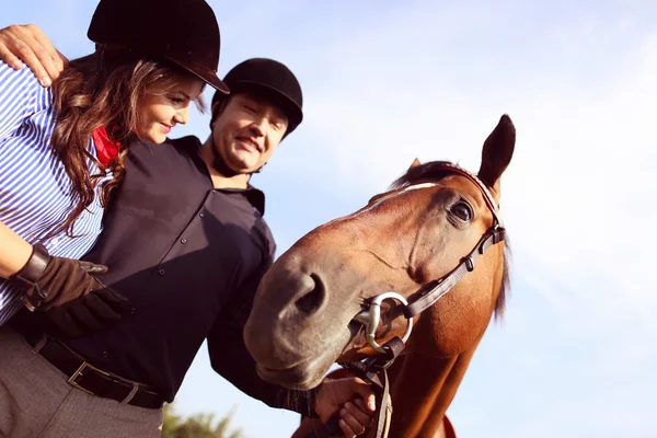 Paar spelen met een paard — Stockfoto