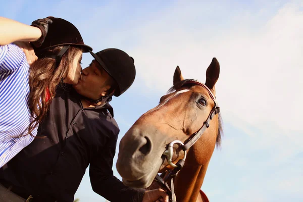 Par leker med en häst — Stockfoto