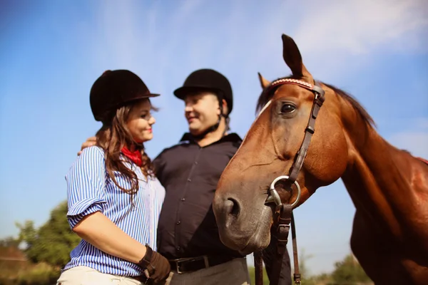 Paar spelen met een paard — Stockfoto