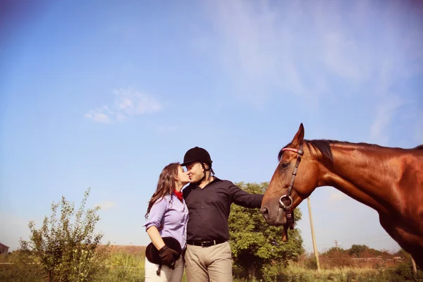 Paar spielt mit einem Pferd — Stockfoto