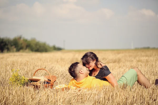 Paar beim Picknick auf den Feldern — Stockfoto