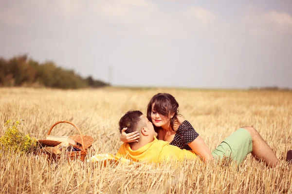 Coppia nei campi facendo pic-nic — Foto Stock