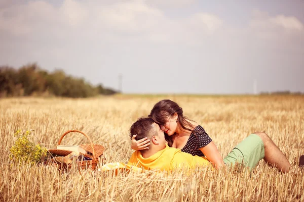 Paar in de velden met picknick — Stockfoto