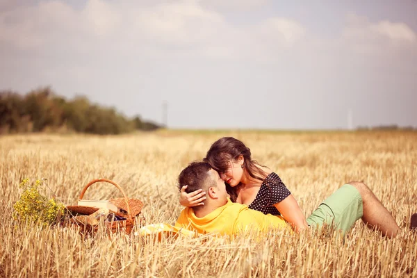 Pareja en los campos de picnic —  Fotos de Stock