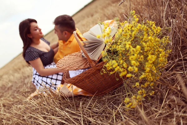 Coppia posa su erba avendo pic-nic — Foto Stock