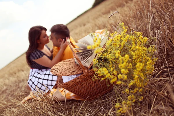 Paar opleggen van gras met picknick — Stockfoto
