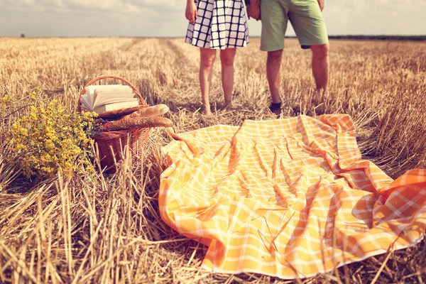 Benen van man en vrouw op het gebied — Stockfoto