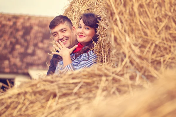 夫妇在一捆草 — 图库照片