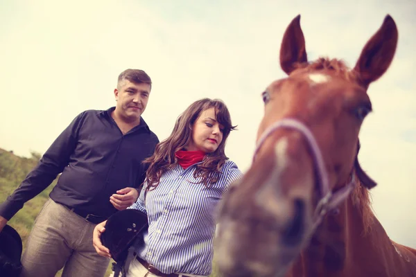 Gelukkige paar met hun paard — Stockfoto