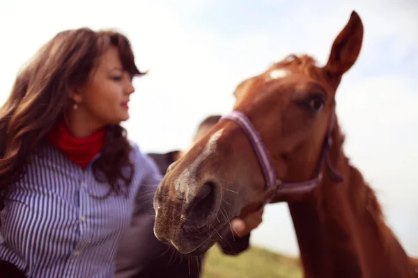 Gelukkige paar met hun paard — Stockfoto