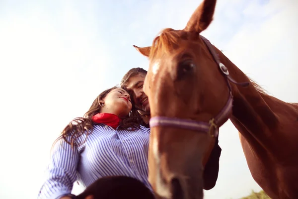 Glückliches Paar mit seinem Pferd — Stockfoto