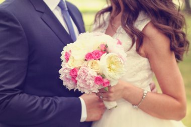 Gelin ve damat peonies kokulu eller