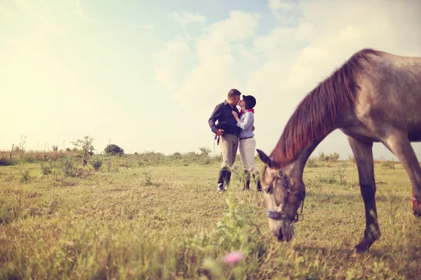 Glückliches Paar mit seinem Pferd — Stockfoto