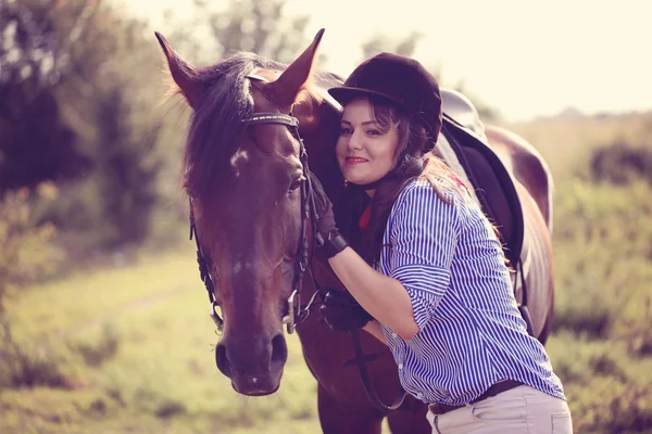 Mooie vrouw met haar paard — Stockfoto