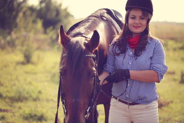 Bella donna con il suo cavallo — Foto Stock