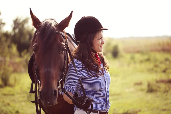 Mooie vrouw met haar paard — Stockfoto