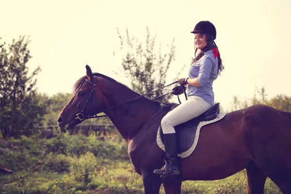 Schöne Frau mit ihrem Pferd — Stockfoto