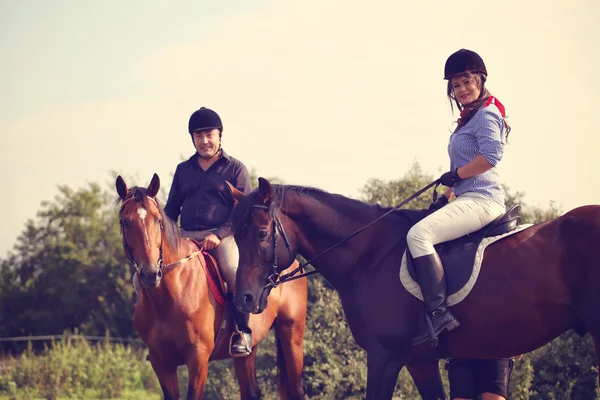 Paar reitet auf seinen Pferden — Stockfoto