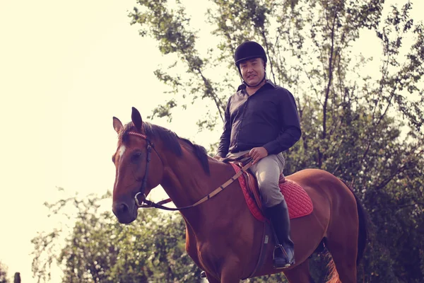 Mann reitet auf Pferd — Stockfoto
