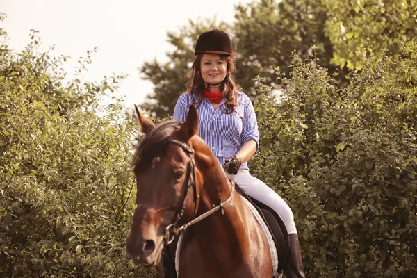 Mooie vrouw met haar paard — Stockfoto