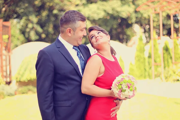 Paar vieren hun trouwdag — Stockfoto