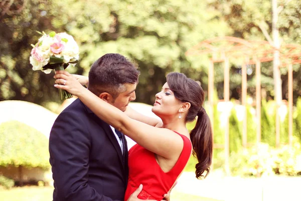 Coppia che celebra il loro giorno del matrimonio — Foto Stock