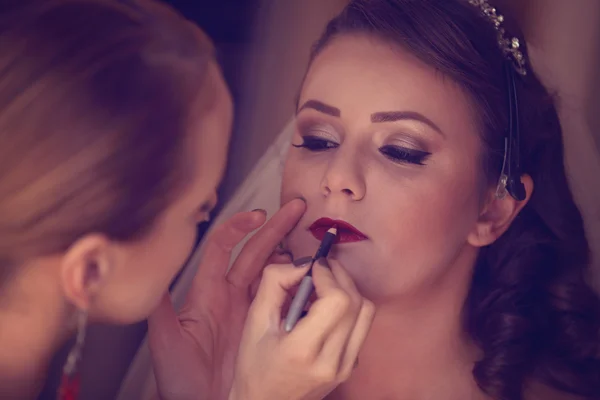 Bela noiva para estar vestindo maquiagem — Fotografia de Stock