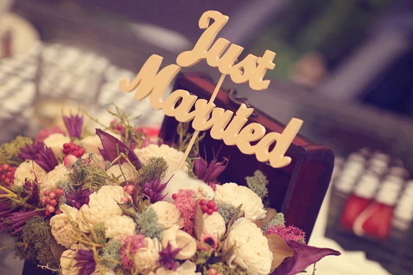 Signe de mariage dans un bouquet de fleurs — Photo
