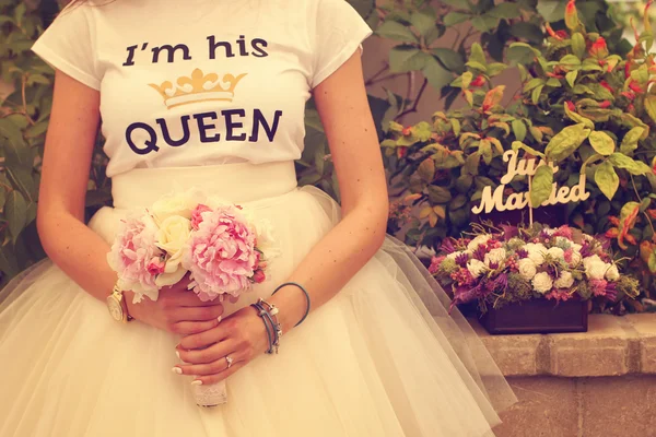 Bride with peonies bouquet — Stock Photo, Image