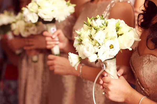 Bridesmaid holding lishianthus bouquet — Stock Photo, Image