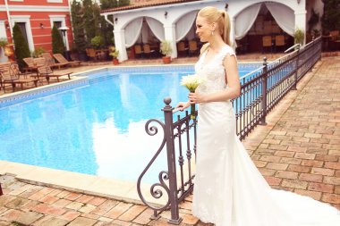 Havuzu yakınındaki güzel gelin