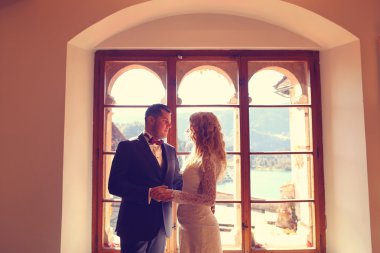 Gelin ve damat bir pencerede