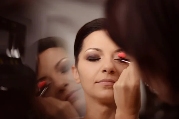 Bella sposa per essere a make up studio — Foto Stock