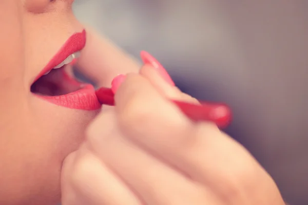 Χέρια εφαρμόζονται κόκκινο lipstik — Φωτογραφία Αρχείου