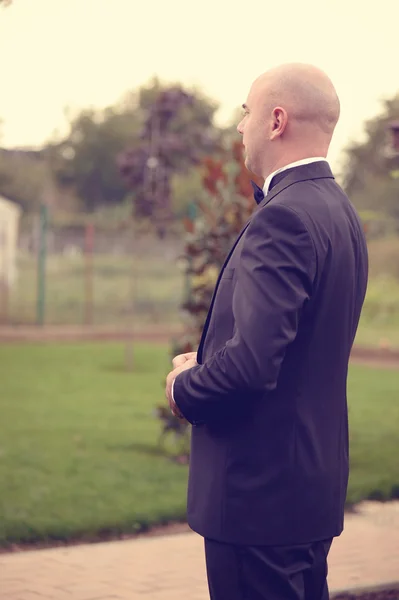 Groom preparing to meet his bride — Stock Photo, Image