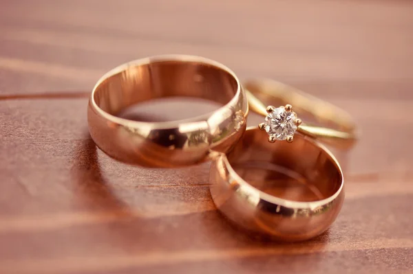 Hermoso compromiso dorado y anillos de boda —  Fotos de Stock