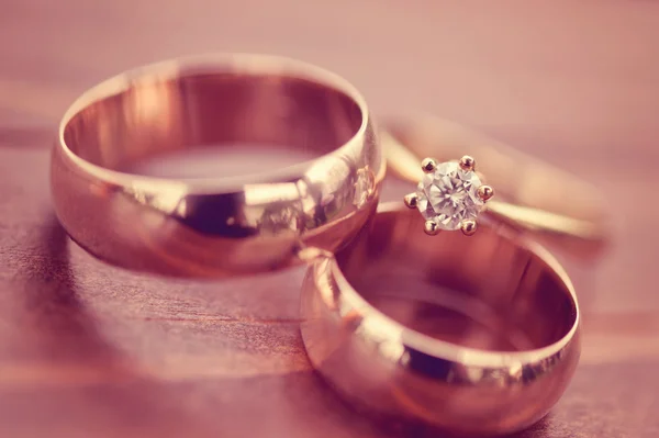 Hermoso compromiso dorado y anillos de boda — Foto de Stock