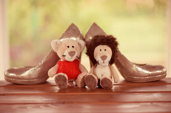 Zapatos de boda con león y juguete de leona — Foto de Stock