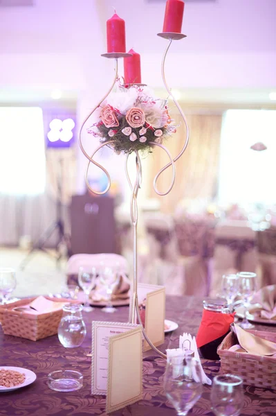 촛불과 꽃 웨딩 테이블에 서 서 — 스톡 사진