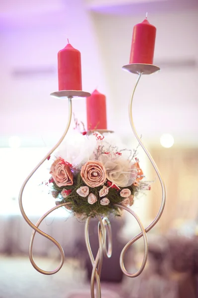 Vela y soporte de flores en la mesa de bodas — Foto de Stock
