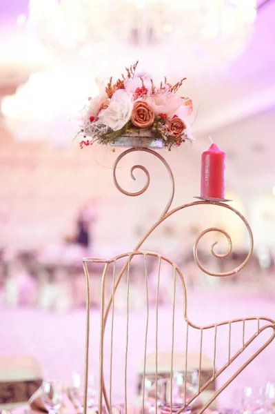Свечи и цветы стоят на свадебном столе — стоковое фото