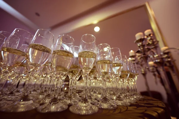 Många glas champagne — Stockfoto