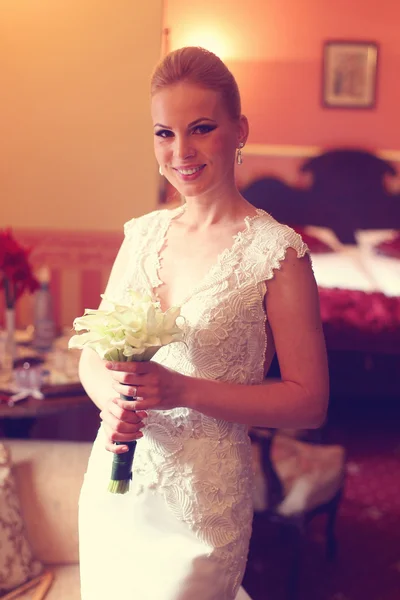 Bride holding her wedding flowers — Stock Photo, Image