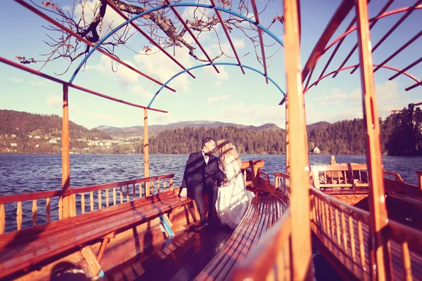 Gelin ve damat bir teknede güneşli bir gün — Stok fotoğraf