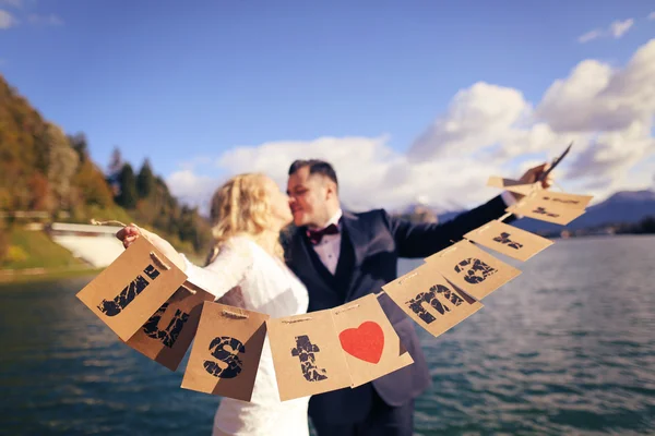 Mariée et marié jouant avec des cartes juste mariées — Photo