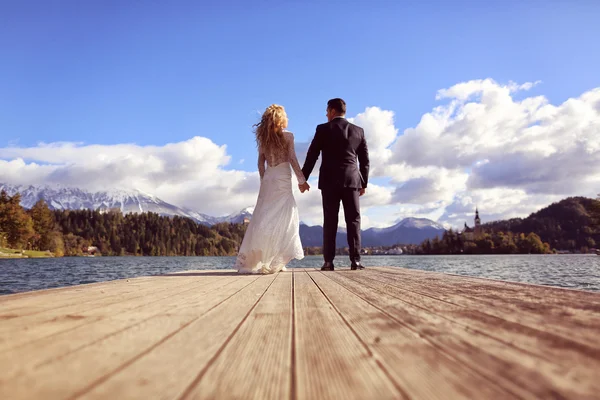 Наречений і наречений на дерев'яному мосту — стокове фото