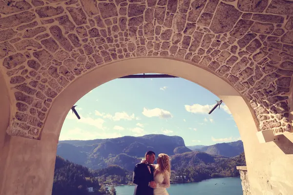 Bride and groom in Slovenia — Stock Photo, Image